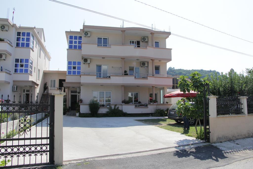 Apartment Family Улцин Екстериор снимка